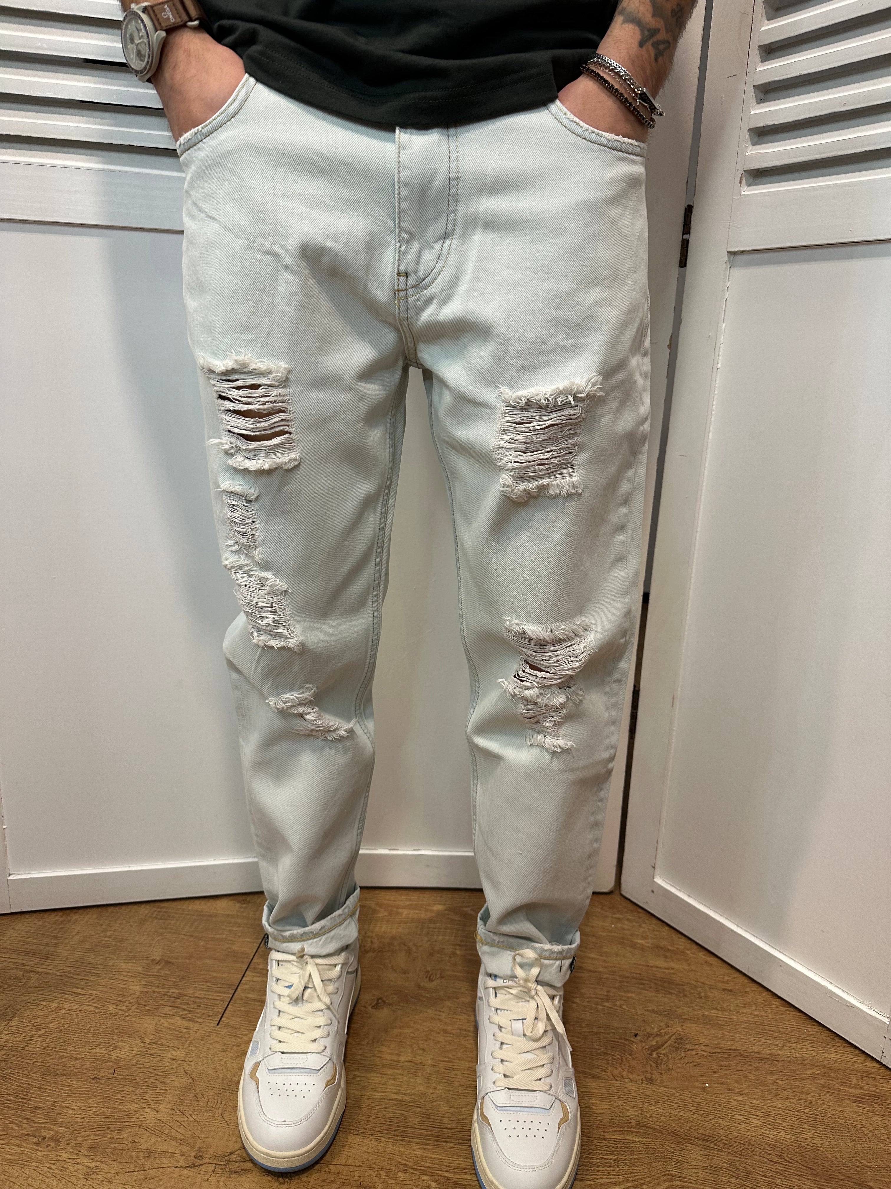 Jeans chiaro con rotture