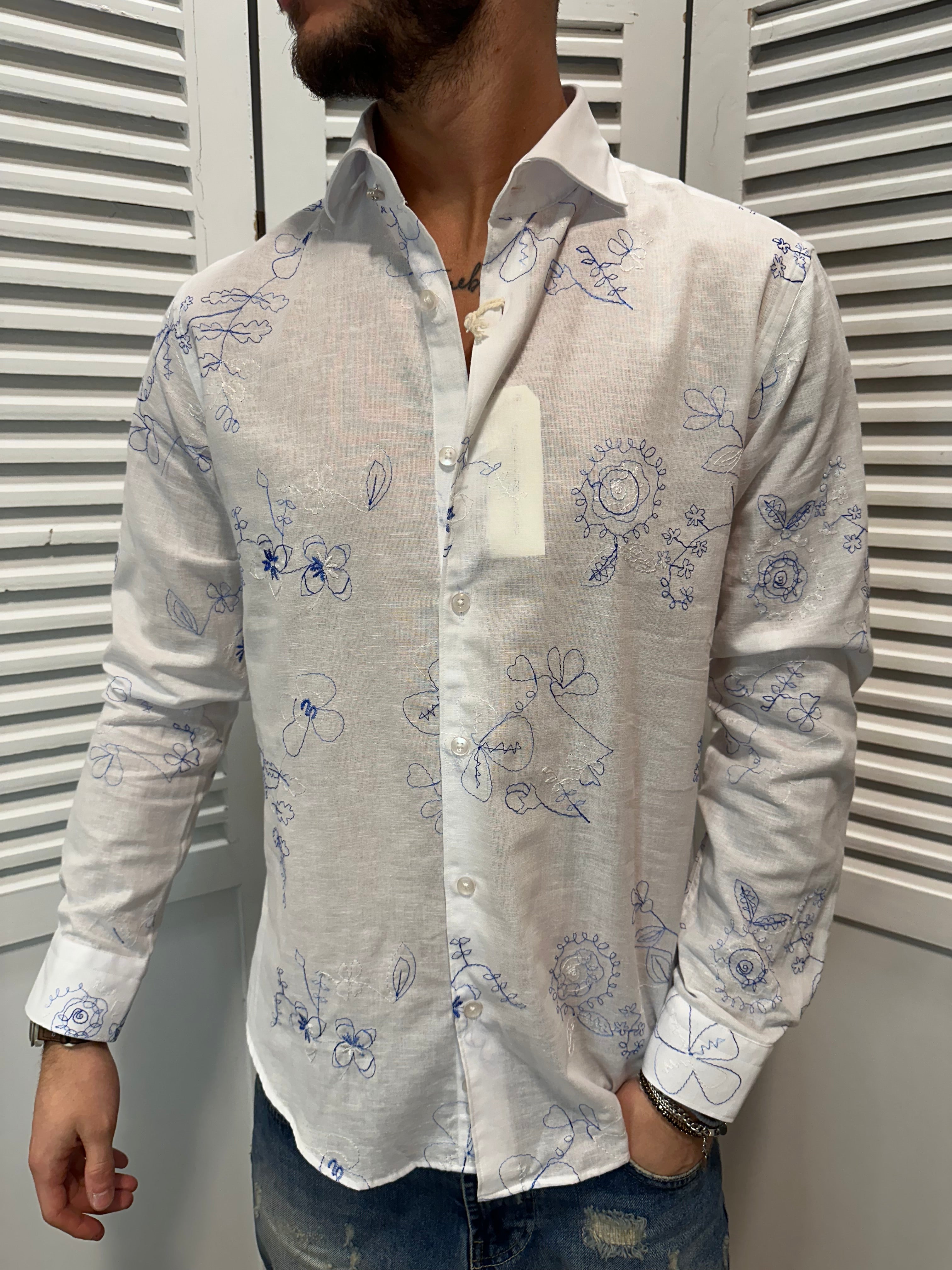 Camicia in lino bianca con ricami blu