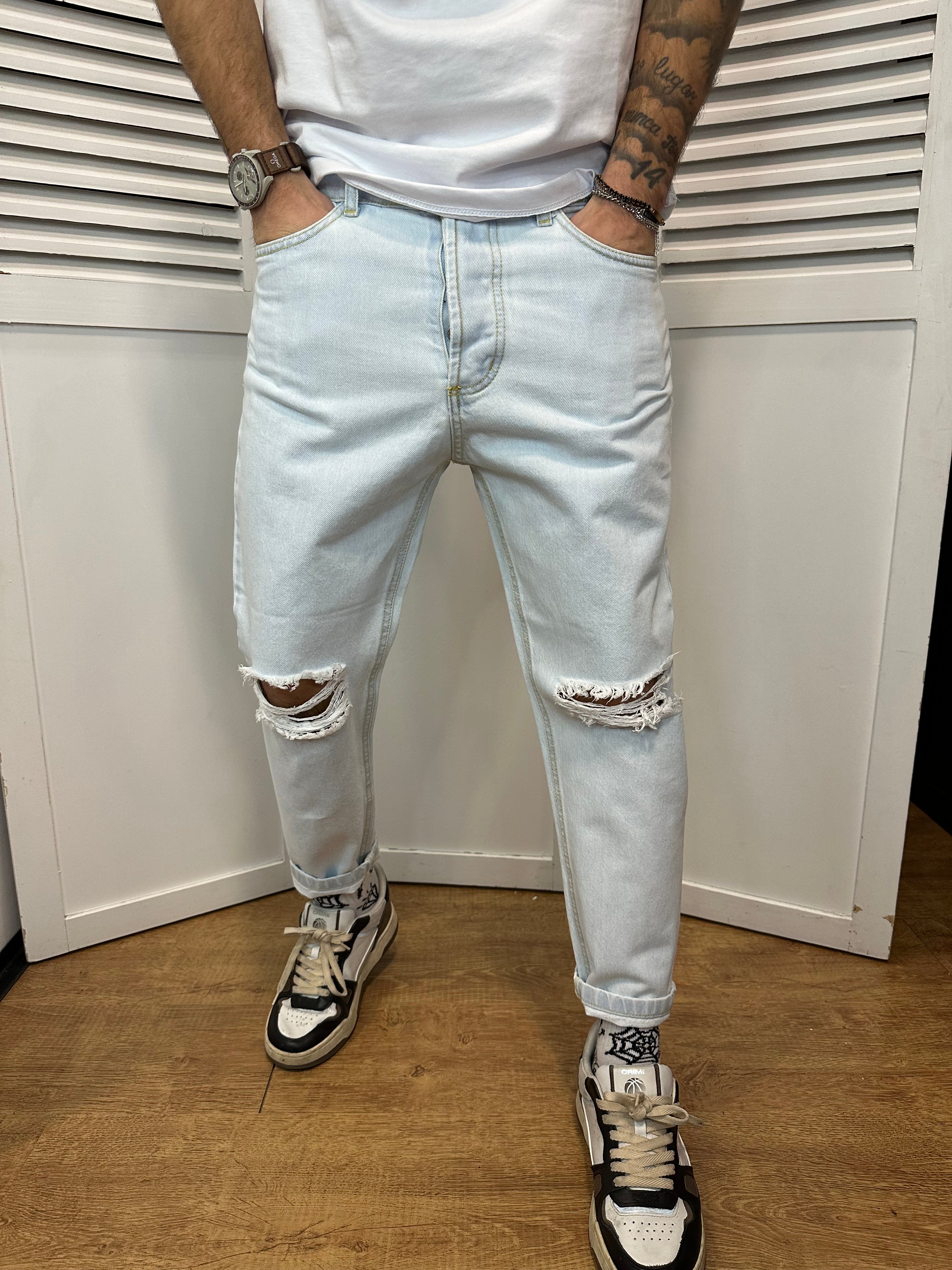 Jeans azzurro strappato