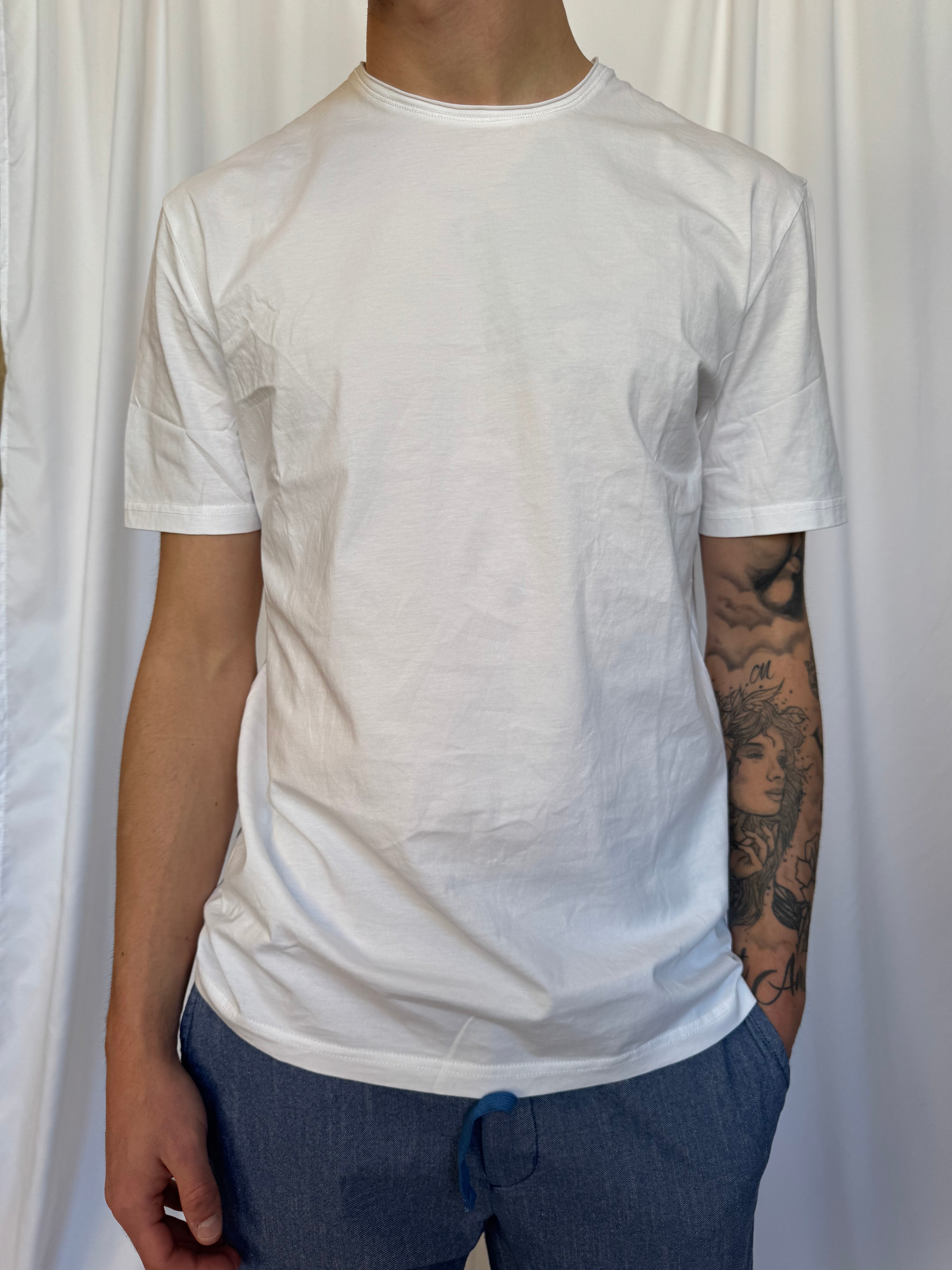 T-shirt basica taglio vivo (colori)