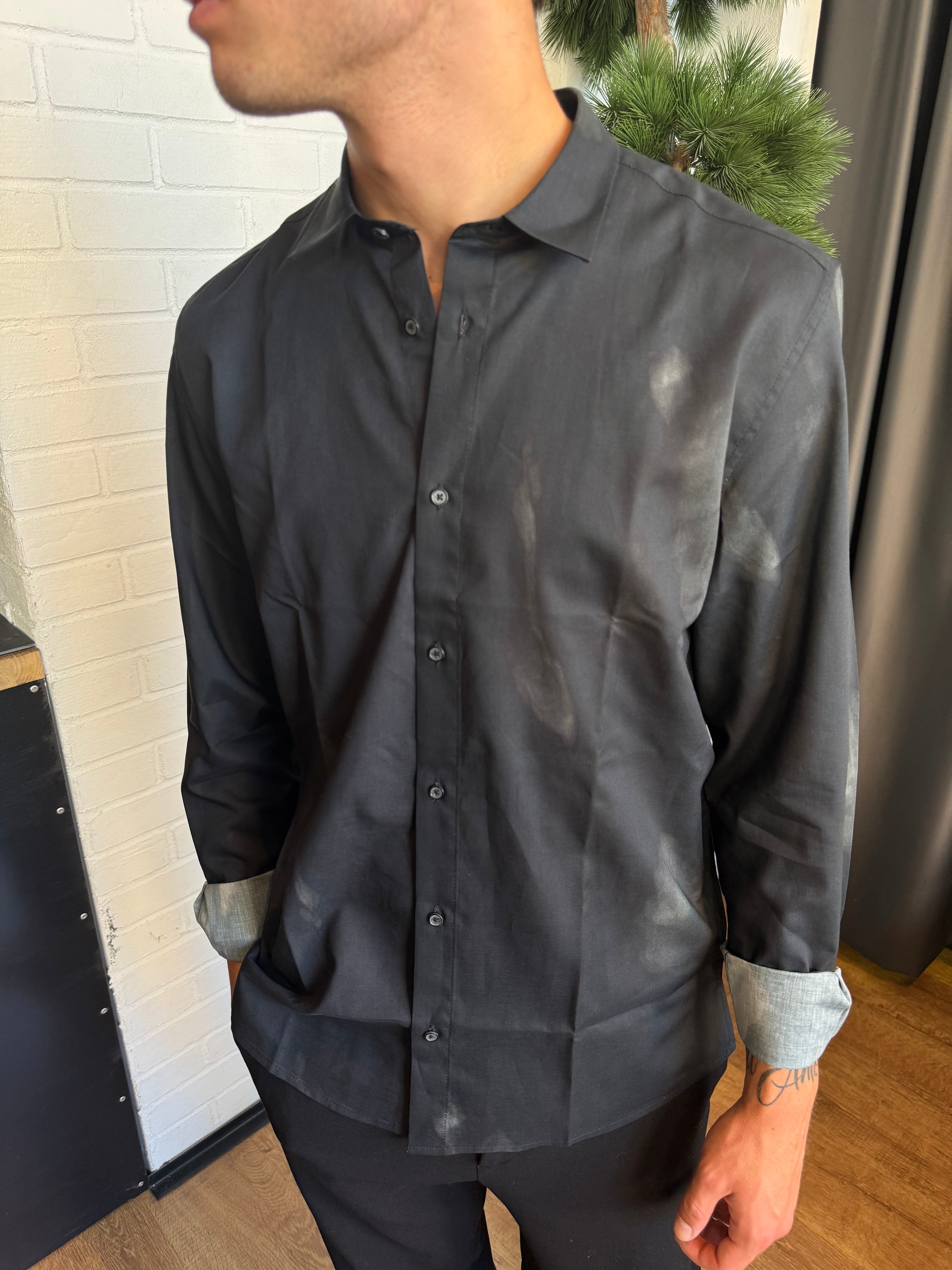 CAMICIA NERA CON MACCHIE MORATO
