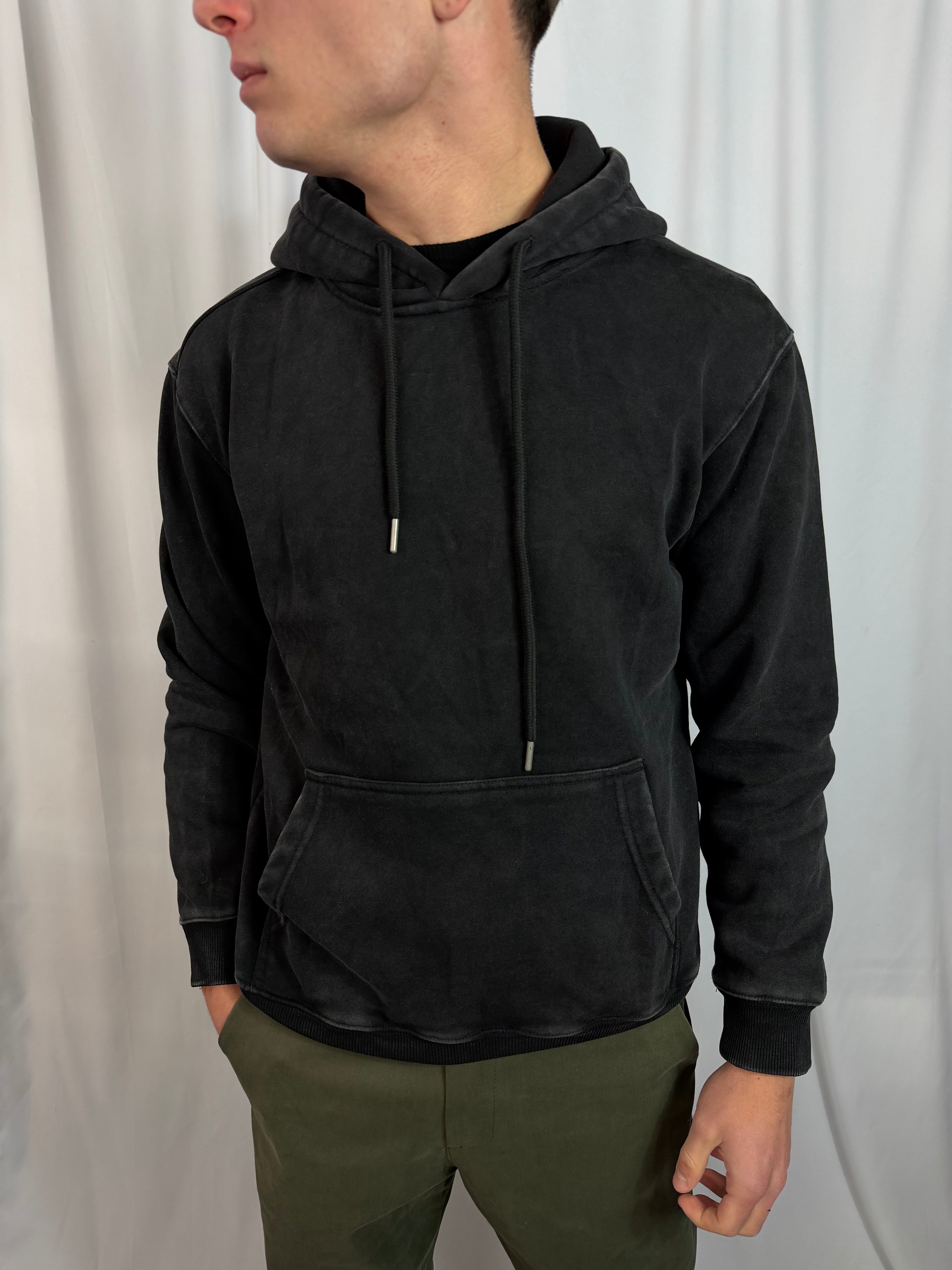 FELPA CON CAPPUCCIO NERA